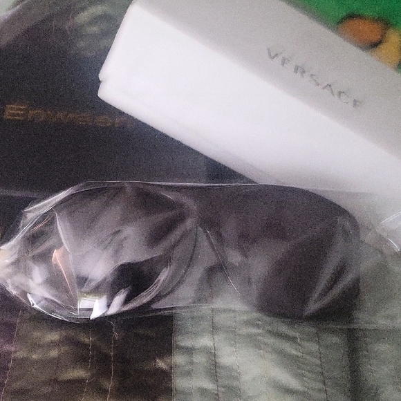 Versace White Box W/ Tons Of Surprises​​ - Picture 1 of 13